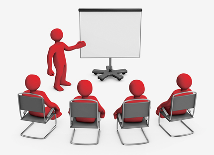 Profissional ministrando um treinamento para uma equipe industrial
